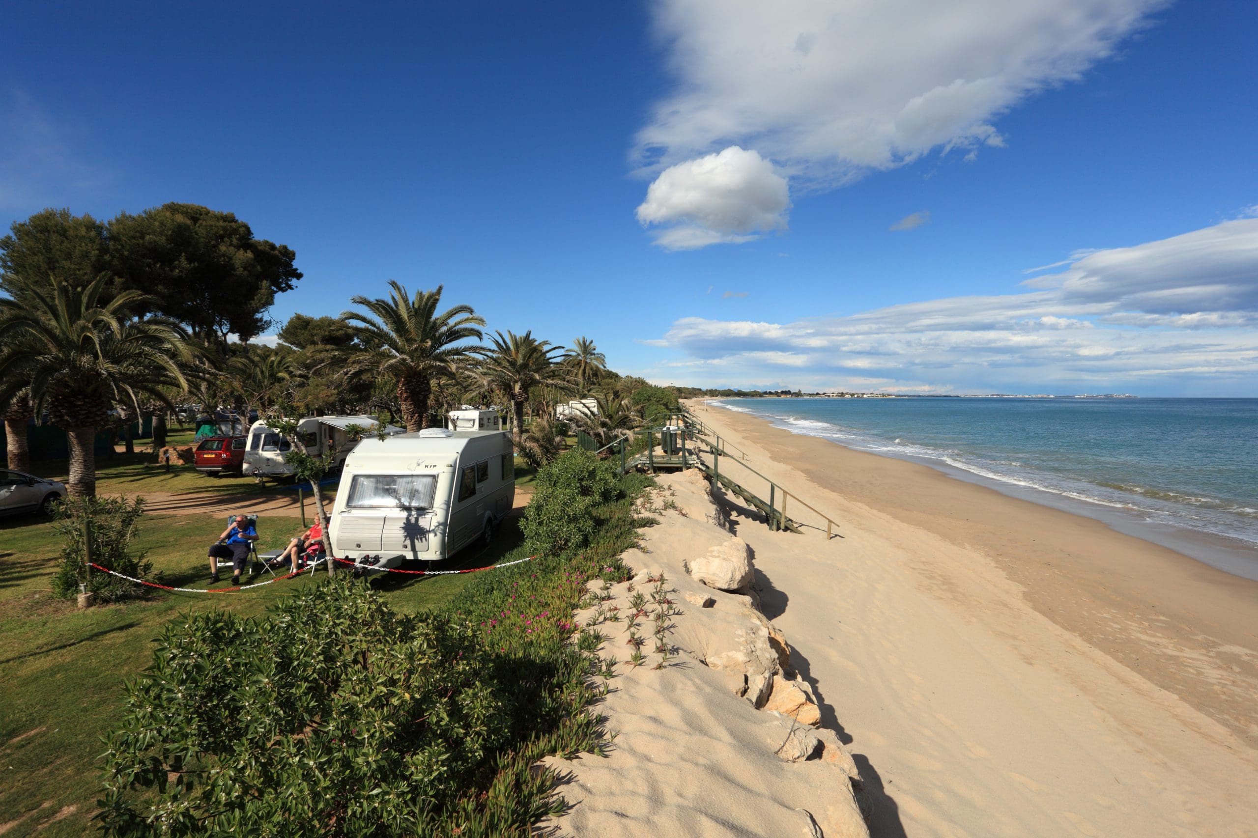 Caravan op camping aan zee in Spanje
