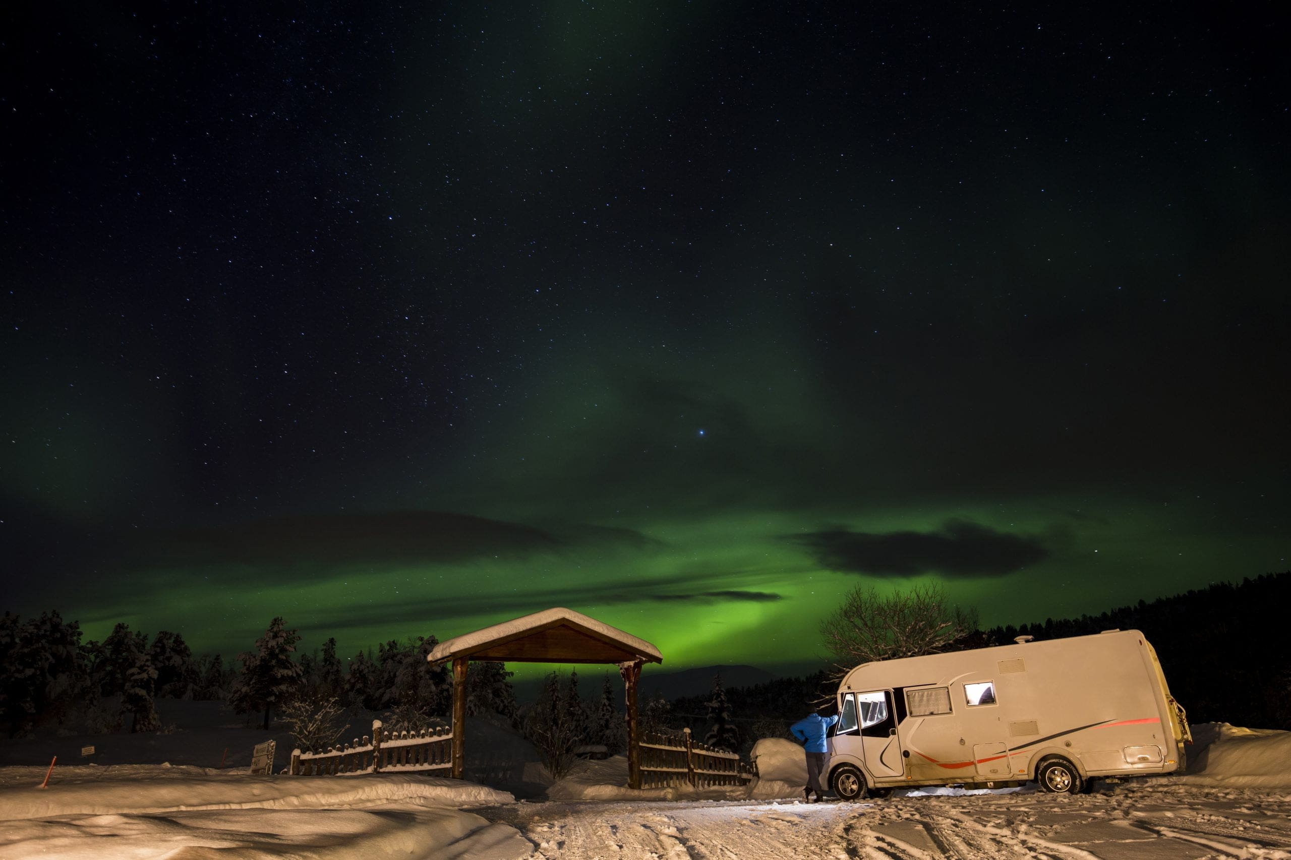 Camper met noorderlicht in Noorwegen 